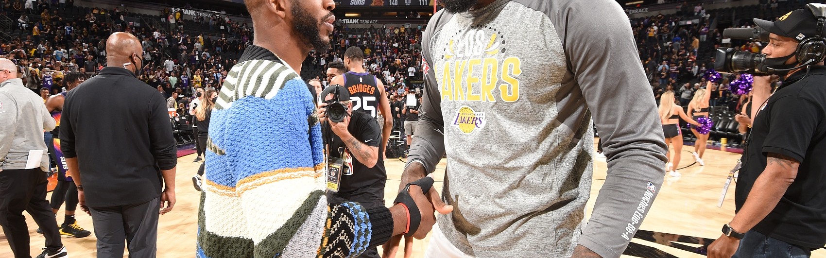 开云体育网站-詹姆斯再创里程碑：常规赛与季后赛总助攻数超越保罗，升至历史第二