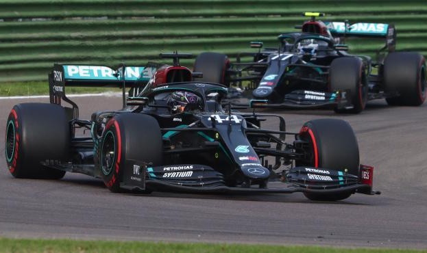 开云体育官网-梅奔或将上演内讧戏码？汉密尔顿对拉塞尔表示欢迎