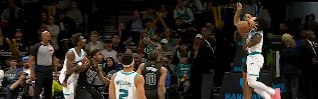 米诺特防守下压直接打到怀特面部，裁判回看吹罚一级恶意