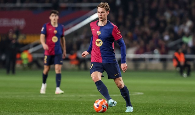 世体：德容缺席今天巴萨的合练，不会参加与瓦伦西亚的比赛