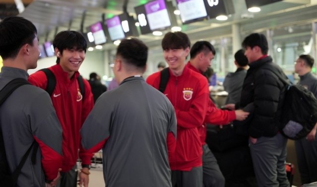 开云体育官网-海港跟队晒照：此前有伤在身的李新翔随队前往迪拜冬训