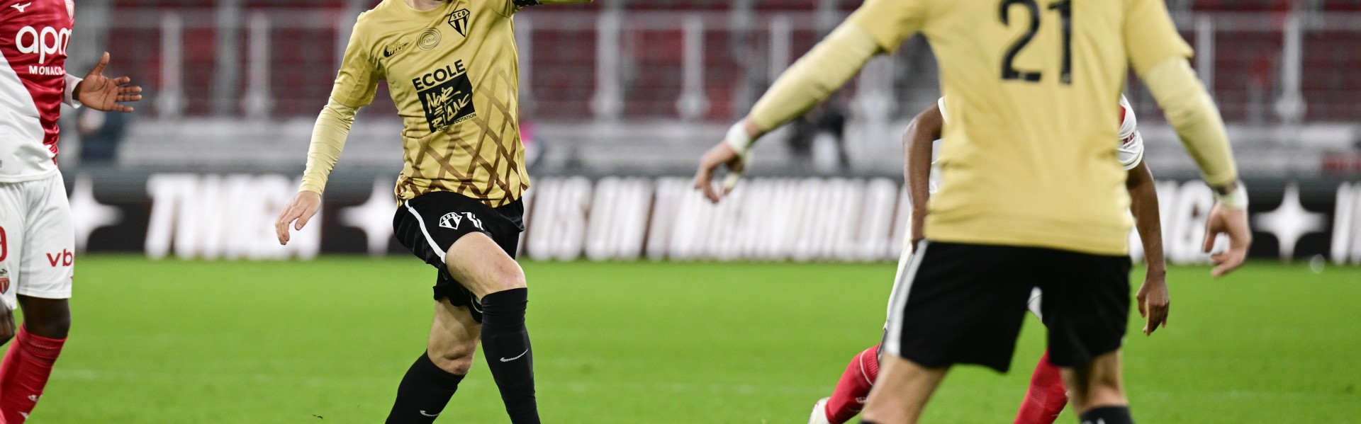 开云体育入口-法媒：法甲昂热和法乙克莱蒙两名球员当选市议员，投身地方政治