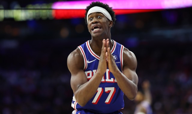 开云体育官方入口-铁成啥样了！埃奇库姆底角三分直接卡篮脖子