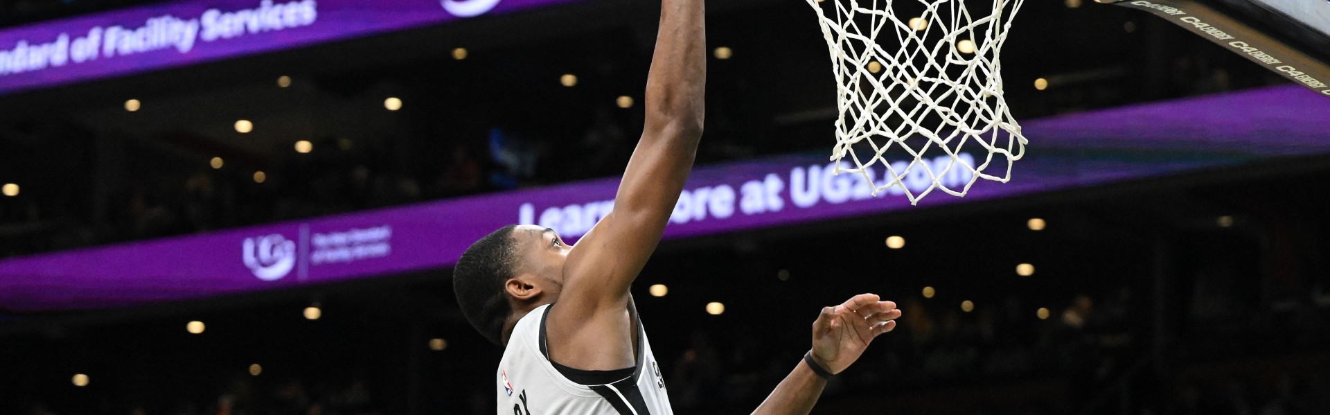 飞狐碎敌！福克斯末节连取12分！全场13中10&amp;6三分砍31分5板5助！