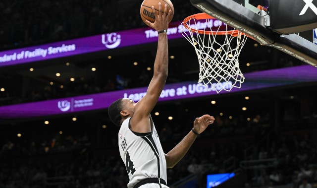 飞狐碎敌！福克斯末节连取12分！全场13中10&amp;6三分砍31分5板5助！