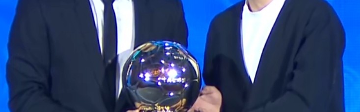 开云体育网页版-中国金球奖感人一幕！五金王为双金王颁奖，吴曦：或是最后一奖