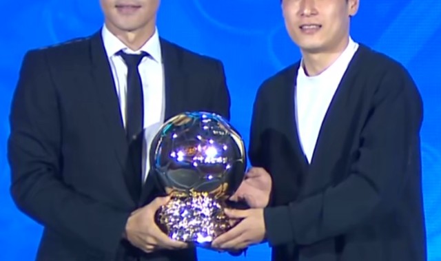 开云体育网页版-中国金球奖感人一幕！五金王为双金王颁奖，吴曦：或是最后一奖