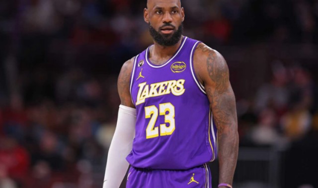 创双历史第一：詹姆斯41岁后半场20+ 联合中心首位轰1000分对手