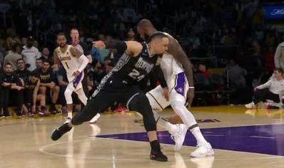 狄龙袭裆重击詹姆斯 领二级恶意遭驱逐却满脸冤枉